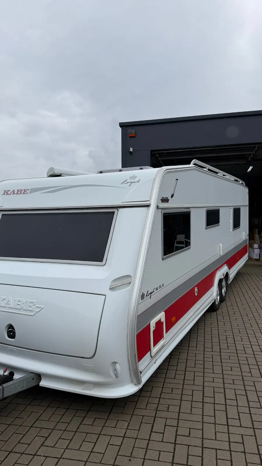 KABE-Wohnwagen mit getönten Aufbaufenstern vor der REFINE.STYLING-Montagehalle