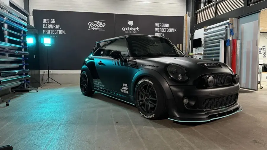 CarWrapping: Mini Cooper in matter Folierung mit Türkis-Akzenten