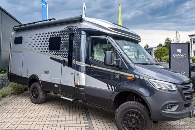 Wohnmobil auf Sprinter 4x4 mit Topografie-Camouflage-Folierung für Bergbrise – Seitenansicht