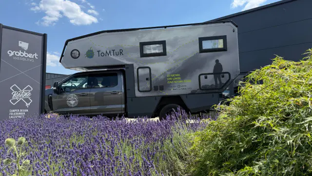 Pickup-Wohnkabine ToMTuR mit Landschafts- und Routen-Design als Digitaldruck-Folierung