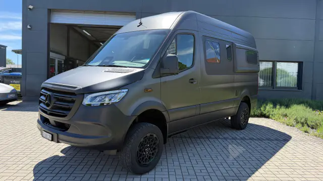 Mercedes Sprinter 4x4 Camper mit Vollfolierung in mattem Dunkelgrau – Frontansicht