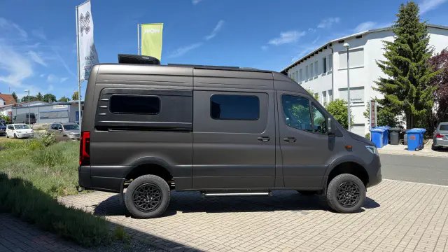 Mercedes Sprinter Camper in mattem Bronze-Grau mit getönten Aufbaufenstern – Seitenansicht